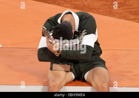 Carlos Alcaraz aus Spanien hält die Trophäe Coupe des Mousquetaires für seinen Sieg über Jannik Sinner von Italien im Finale der Männer im Einzelspiel am 15. Tag der French Open 2025 in Roland Garros am 8. Juni 2025 in Paris. Foto: Laurent Zabulon/ABACAPRESS.COM Credit: Abaca Press/Alamy Live News Stockfoto
