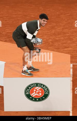 Carlos Alcaraz aus Spanien hält die Trophäe Coupe des Mousquetaires für seinen Sieg über Jannik Sinner von Italien im Finale der Männer im Einzelspiel am 15. Tag der French Open 2025 in Roland Garros am 8. Juni 2025 in Paris. Foto: Laurent Zabulon/ABACAPRESS.COM Credit: Abaca Press/Alamy Live News Stockfoto