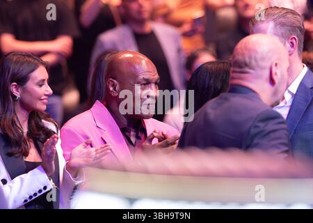 New York, Vereinigte Staaten Von Amerika. Juni 2025. Mike Tyson, ehemaliger Boxweltmeister im Schwergewicht, wird am Samstag, den 7. Juni 2025, bei UFC 316 im Prudential Center in Newark, New Jersey, beobachtet. Quelle: Brazil Photo Press/Alamy Live News Stockfoto