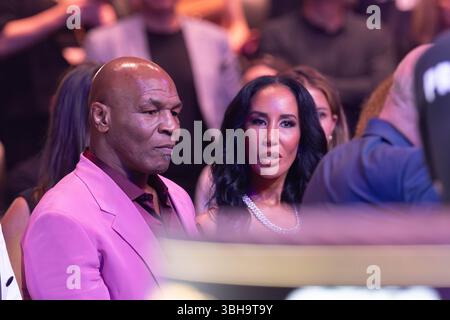 New York, Vereinigte Staaten Von Amerika. Juni 2025. Mike Tyson, ehemaliger Boxweltmeister im Schwergewicht, wird am Samstag, den 7. Juni 2025, bei UFC 316 im Prudential Center in Newark, New Jersey, beobachtet. Quelle: Brazil Photo Press/Alamy Live News Stockfoto