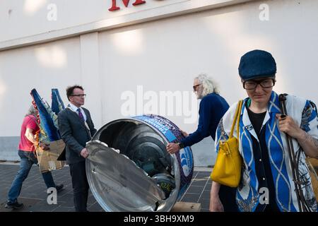 Nizza, England, Frankreich. Juni 2025. Am Welttag der Ozeane veranstalteten Aktivisten der Ocean Rebellion einen theatralischen Protest vor einem Monoprix-Supermarkt in Nizza, Frankreich, um die Bedenken hinsichtlich der industriellen Thunfischfangpraxis zu beleuchten. Die Demonstration zeigte Künstler, die eine riesige Dose Petit Navire Thunfisch mit einem˜toten Seemann enthüllten, begleitet von einer satirischen Darbietung des französischen Liedes˜Il Ã Tait un Petit Navire. Mit dem Protest sollte auf angebliche Menschenrechtsverletzungen und Umweltauswirkungen im Zusammenhang mit der Thunfischfischerei, insbesondere im Zusammenhang mit der Marine Stewardship, hingewiesen werden Stockfoto