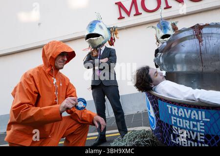 Nizza, England, Frankreich. Juni 2025. Am Welttag der Ozeane veranstalteten Aktivisten der Ocean Rebellion einen theatralischen Protest vor einem Monoprix-Supermarkt in Nizza, Frankreich, um die Bedenken hinsichtlich der industriellen Thunfischfangpraxis zu beleuchten. Die Demonstration zeigte Künstler, die eine riesige Dose Petit Navire Thunfisch mit einem˜toten Seemann enthüllten, begleitet von einer satirischen Darbietung des französischen Liedes˜Il Ã Tait un Petit Navire. Mit dem Protest sollte auf angebliche Menschenrechtsverletzungen und Umweltauswirkungen im Zusammenhang mit der Thunfischfischerei, insbesondere im Zusammenhang mit der Marine Stewardship, hingewiesen werden Stockfoto