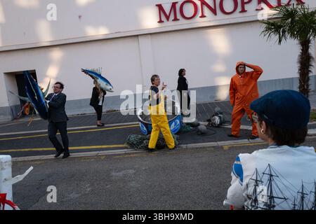 Nizza, England, Frankreich. Juni 2025. Am Welttag der Ozeane veranstalteten Aktivisten der Ocean Rebellion einen theatralischen Protest vor einem Monoprix-Supermarkt in Nizza, Frankreich, um die Bedenken hinsichtlich der industriellen Thunfischfangpraxis zu beleuchten. Die Demonstration zeigte Künstler, die eine riesige Dose Petit Navire Thunfisch mit einem˜toten Seemann enthüllten, begleitet von einer satirischen Darbietung des französischen Liedes˜Il Ã Tait un Petit Navire. Mit dem Protest sollte auf angebliche Menschenrechtsverletzungen und Umweltauswirkungen im Zusammenhang mit der Thunfischfischerei, insbesondere im Zusammenhang mit der Marine Stewardship, hingewiesen werden Stockfoto