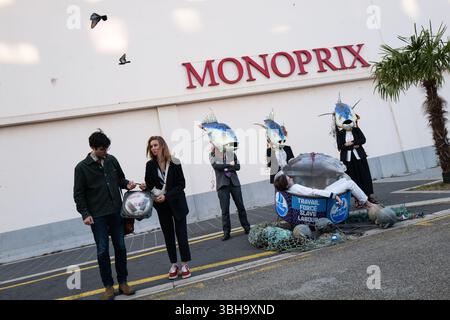 Nizza, England, Frankreich. Juni 2025. Am Welttag der Ozeane veranstalteten Aktivisten der Ocean Rebellion einen theatralischen Protest vor einem Monoprix-Supermarkt in Nizza, Frankreich, um die Bedenken hinsichtlich der industriellen Thunfischfangpraxis zu beleuchten. Die Demonstration zeigte Künstler, die eine riesige Dose Petit Navire Thunfisch mit einem˜toten Seemann enthüllten, begleitet von einer satirischen Darbietung des französischen Liedes˜Il Ã Tait un Petit Navire. Mit dem Protest sollte auf angebliche Menschenrechtsverletzungen und Umweltauswirkungen im Zusammenhang mit der Thunfischfischerei, insbesondere im Zusammenhang mit der Marine Stewardship, hingewiesen werden Stockfoto