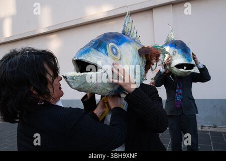 Nizza, England, Frankreich. Juni 2025. Am Welttag der Ozeane veranstalteten Aktivisten der Ocean Rebellion einen theatralischen Protest vor einem Monoprix-Supermarkt in Nizza, Frankreich, um die Bedenken hinsichtlich der industriellen Thunfischfangpraxis zu beleuchten. Die Demonstration zeigte Künstler, die eine riesige Dose Petit Navire Thunfisch mit einem˜toten Seemann enthüllten, begleitet von einer satirischen Darbietung des französischen Liedes˜Il Ã Tait un Petit Navire. Mit dem Protest sollte auf angebliche Menschenrechtsverletzungen und Umweltauswirkungen im Zusammenhang mit der Thunfischfischerei, insbesondere im Zusammenhang mit der Marine Stewardship, hingewiesen werden Stockfoto