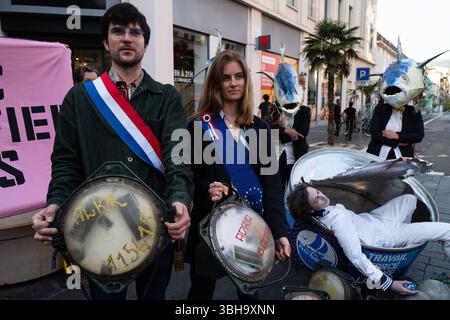 Nizza, England, Frankreich. Juni 2025. Am Welttag der Ozeane veranstalteten Aktivisten der Ocean Rebellion einen theatralischen Protest vor einem Monoprix-Supermarkt in Nizza, Frankreich, um die Bedenken hinsichtlich der industriellen Thunfischfangpraxis zu beleuchten. Die Demonstration zeigte Künstler, die eine riesige Dose Petit Navire Thunfisch mit einem˜toten Seemann enthüllten, begleitet von einer satirischen Darbietung des französischen Liedes˜Il Ã Tait un Petit Navire. Mit dem Protest sollte auf angebliche Menschenrechtsverletzungen und Umweltauswirkungen im Zusammenhang mit der Thunfischfischerei, insbesondere im Zusammenhang mit der Marine Stewardship, hingewiesen werden Stockfoto