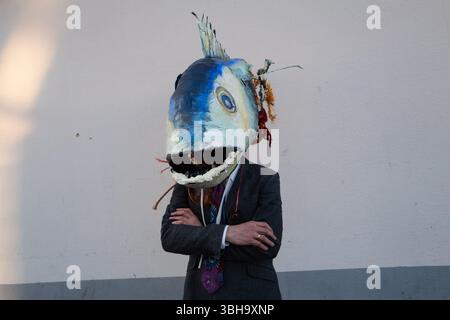 Nizza, England, Frankreich. Juni 2025. Am Welttag der Ozeane veranstalteten Aktivisten der Ocean Rebellion einen theatralischen Protest vor einem Monoprix-Supermarkt in Nizza, Frankreich, um die Bedenken hinsichtlich der industriellen Thunfischfangpraxis zu beleuchten. Die Demonstration zeigte Künstler, die eine riesige Dose Petit Navire Thunfisch mit einem˜toten Seemann enthüllten, begleitet von einer satirischen Darbietung des französischen Liedes˜Il Ã Tait un Petit Navire. Mit dem Protest sollte auf angebliche Menschenrechtsverletzungen und Umweltauswirkungen im Zusammenhang mit der Thunfischfischerei, insbesondere im Zusammenhang mit der Marine Stewardship, hingewiesen werden Stockfoto