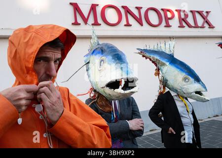 Nizza, England, Frankreich. Juni 2025. Am Welttag der Ozeane veranstalteten Aktivisten der Ocean Rebellion einen theatralischen Protest vor einem Monoprix-Supermarkt in Nizza, Frankreich, um die Bedenken hinsichtlich der industriellen Thunfischfangpraxis zu beleuchten. Die Demonstration zeigte Künstler, die eine riesige Dose Petit Navire Thunfisch mit einem˜toten Seemann enthüllten, begleitet von einer satirischen Darbietung des französischen Liedes˜Il Ã Tait un Petit Navire. Mit dem Protest sollte auf angebliche Menschenrechtsverletzungen und Umweltauswirkungen im Zusammenhang mit der Thunfischfischerei, insbesondere im Zusammenhang mit der Marine Stewardship, hingewiesen werden Stockfoto