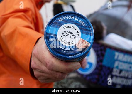 Nizza, England, Frankreich. Juni 2025. Am Welttag der Ozeane veranstalteten Aktivisten der Ocean Rebellion einen theatralischen Protest vor einem Monoprix-Supermarkt in Nizza, Frankreich, um die Bedenken hinsichtlich der industriellen Thunfischfangpraxis zu beleuchten. Die Demonstration zeigte Künstler, die eine riesige Dose Petit Navire Thunfisch mit einem˜toten Seemann enthüllten, begleitet von einer satirischen Darbietung des französischen Liedes˜Il Ã Tait un Petit Navire. Mit dem Protest sollte auf angebliche Menschenrechtsverletzungen und Umweltauswirkungen im Zusammenhang mit der Thunfischfischerei, insbesondere im Zusammenhang mit der Marine Stewardship, hingewiesen werden Stockfoto