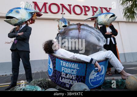 Nizza, England, Frankreich. Juni 2025. Am Welttag der Ozeane veranstalteten Aktivisten der Ocean Rebellion einen theatralischen Protest vor einem Monoprix-Supermarkt in Nizza, Frankreich, um die Bedenken hinsichtlich der industriellen Thunfischfangpraxis zu beleuchten. Die Demonstration zeigte Künstler, die eine riesige Dose Petit Navire Thunfisch mit einem˜toten Seemann enthüllten, begleitet von einer satirischen Darbietung des französischen Liedes˜Il Ã Tait un Petit Navire. Mit dem Protest sollte auf angebliche Menschenrechtsverletzungen und Umweltauswirkungen im Zusammenhang mit der Thunfischfischerei, insbesondere im Zusammenhang mit der Marine Stewardship, hingewiesen werden Stockfoto