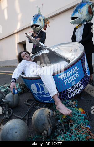 Nizza, England, Frankreich. Juni 2025. Am Welttag der Ozeane veranstalteten Aktivisten der Ocean Rebellion einen theatralischen Protest vor einem Monoprix-Supermarkt in Nizza, Frankreich, um die Bedenken hinsichtlich der industriellen Thunfischfangpraxis zu beleuchten. Die Demonstration zeigte Künstler, die eine riesige Dose Petit Navire Thunfisch mit einem˜toten Seemann enthüllten, begleitet von einer satirischen Darbietung des französischen Liedes˜Il Ã Tait un Petit Navire. Mit dem Protest sollte auf angebliche Menschenrechtsverletzungen und Umweltauswirkungen im Zusammenhang mit der Thunfischfischerei, insbesondere im Zusammenhang mit der Marine Stewardship, hingewiesen werden Stockfoto