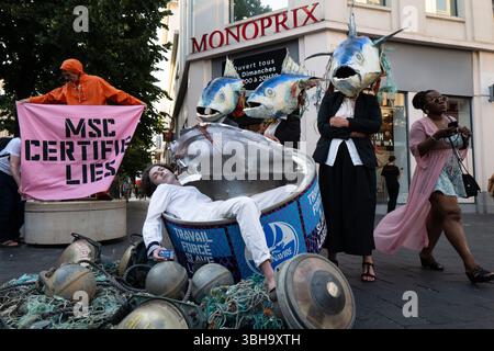 Nizza, England, Frankreich. Juni 2025. Am Welttag der Ozeane veranstalteten Aktivisten der Ocean Rebellion einen theatralischen Protest vor einem Monoprix-Supermarkt in Nizza, Frankreich, um die Bedenken hinsichtlich der industriellen Thunfischfangpraxis zu beleuchten. Die Demonstration zeigte Künstler, die eine riesige Dose Petit Navire Thunfisch mit einem˜toten Seemann enthüllten, begleitet von einer satirischen Darbietung des französischen Liedes˜Il Ã Tait un Petit Navire. Mit dem Protest sollte auf angebliche Menschenrechtsverletzungen und Umweltauswirkungen im Zusammenhang mit der Thunfischfischerei, insbesondere im Zusammenhang mit der Marine Stewardship, hingewiesen werden Stockfoto