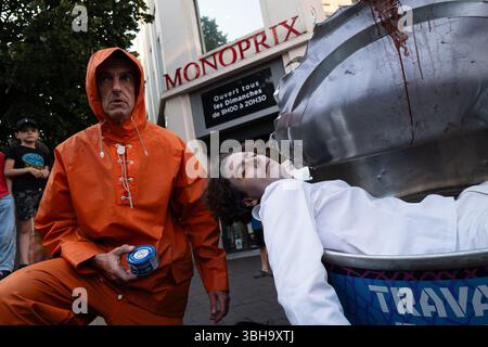 Nizza, England, Frankreich. Juni 2025. Am Welttag der Ozeane veranstalteten Aktivisten der Ocean Rebellion einen theatralischen Protest vor einem Monoprix-Supermarkt in Nizza, Frankreich, um die Bedenken hinsichtlich der industriellen Thunfischfangpraxis zu beleuchten. Die Demonstration zeigte Künstler, die eine riesige Dose Petit Navire Thunfisch mit einem˜toten Seemann enthüllten, begleitet von einer satirischen Darbietung des französischen Liedes˜Il Ã Tait un Petit Navire. Mit dem Protest sollte auf angebliche Menschenrechtsverletzungen und Umweltauswirkungen im Zusammenhang mit der Thunfischfischerei, insbesondere im Zusammenhang mit der Marine Stewardship, hingewiesen werden Stockfoto