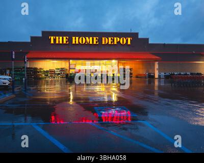 New Hartford, New York - 23. Mai 2025: Nächtlicher Blick auf das Home Depot Building Stockfoto