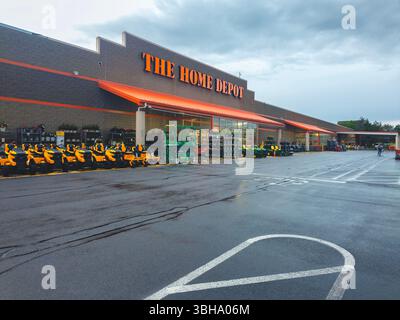 New Hartford, New York - 25. Mai 2025: Regnerischer Blick auf das Home Depot Building Stockfoto
