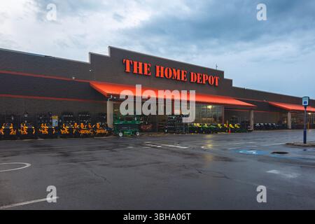 New Hartford, New York - 25. Mai 2025: Regnerische Nacht, breiter Blick auf die Außenansicht des Home Depot Building Stockfoto