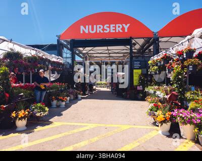 New Hartford, New York - 23. Mai 2025: Weitsicht auf die Home Depot Nursery Stockfoto