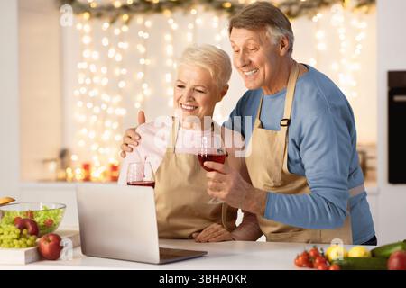 Reifen Paar Machen Video Anruf Mit Xmas Party Bei Zu Hause Stockfoto