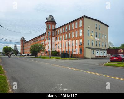 New York Mills, NY - 27. Mai 2025: Blick auf Historic Mills and Estates of New York Mills Village, besteht aus mehreren Mühlen, in denen auch Baumwolle webt Stockfoto