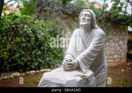 Die Qualen Jesu im Garten Gethsemane. Eine Statue in der Nähe einer Gemeindekapelle in Medjugorje. Stockfoto