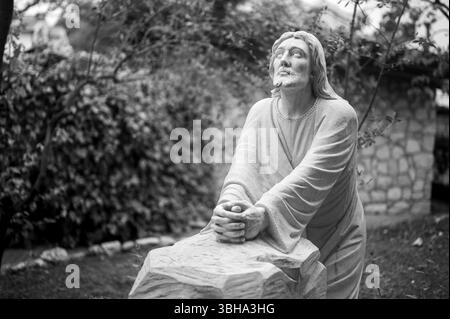 Die Qualen Jesu im Garten Gethsemane. Eine Statue in der Nähe einer Gemeindekapelle in Medjugorje. Stockfoto