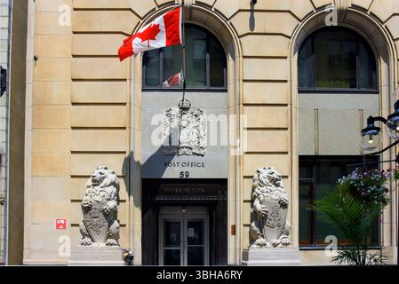 Ottawa, Kanada - 7. Juni 2025: Das historische Central Post Office Gebäude an der Sparks Street wurde 1939 fertiggestellt und um seine Basis herum herum die Lions angeordnet. I Stockfoto