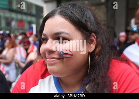 Die Menschen sind alle lachend, wenn sie ihr Puerto-ricanisches Erbe während der 68. Jährlichen Puerto-rican-Day-Parade auf der 5th Avenue in New York City am Sonntag, den 8. Juni 2025 feiern. (Foto: Gordon Donovan) Stockfoto