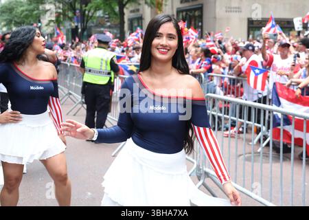 Die Darsteller unterhalten die Menschenmassen, während sie am Sonntag, den 8. Juni 2025, die 68. Jährliche Puerto-rican-Day-Parade auf der 5th Avenue in New York City feiern. (Foto: Gordon Donovan) Stockfoto