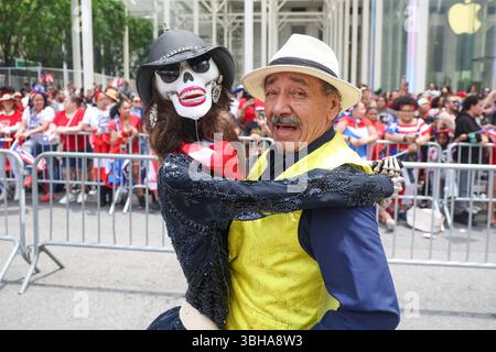 Ein Darsteller tanzt mit einem Skelett in einem Kleid bei der 68. Jährlichen Puerto-rican-Day-Parade auf der 5th Avenue in New York City am Sonntag, 8. Juni 2025. (Foto: Gordon Donovan) Stockfoto