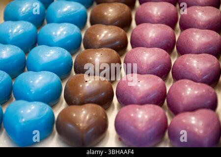 Berühmte belgische handgemachte Schokoladenbonbons ohne Palmöl in der Süßwarenhandlung in Brügge, Belgien Stockfoto