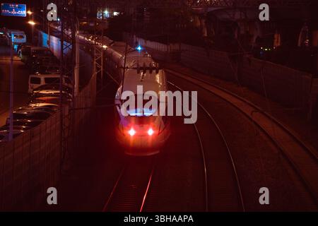 Chinas Hochgeschwindigkeitszüge fahren auf der Schiene, wobei Chinas Hochgeschwindigkeitsbahntechnologie in den letzten Jahren rapide zugenommen hat Stockfoto