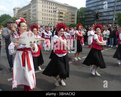 Karneval der Kulturen 2025, Blücherplatz, Frankfurter Allee, 10961 Berlin. Juni 2025. Deutschlands pulsierende Avantgarde-Hauptstadt Berlin begrüßt den jährlichen Blücherplatz „Karneval der Kulturen“ auf seinen Straßen, denn die sehnsüchtig erwartete und raukusartige Parade in der Frankfurterallee bildet den heiß erwarteten Höhepunkt des dreitägigen Mega-Events. Quelle: ©Julia Mineeva/EGBN News/Alamy Live News Stockfoto