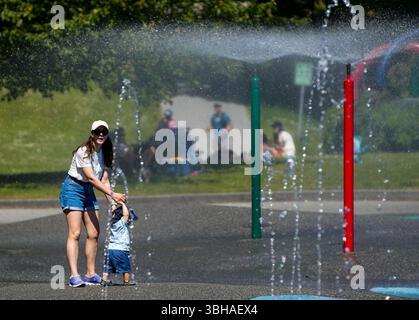 Vancouver, Kanada. Juni 2025. Die Leute kühlen sich am 8. Juni 2025 in einem Sprühpark in Vancouver, British Columbia, Kanada ab. Quelle: Liang Sen/Xinhua/Alamy Live News Stockfoto