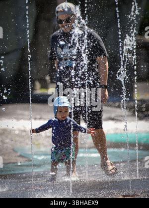 Vancouver, Kanada. Juni 2025. Die Leute kühlen sich am 8. Juni 2025 in einem Sprühpark in Vancouver, British Columbia, Kanada ab. Quelle: Liang Sen/Xinhua/Alamy Live News Stockfoto
