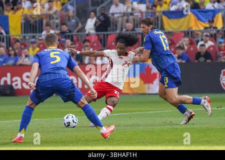 Toronto, Kanada. Juni 2025. Jayden Nelson #25 von Kanada schießt den Ball während des internationalen Freundschaftsspiels zwischen Kanada und der Ukraine im BMO Field. Endpunktzahl Kanada 4-2 Ukraine. Am 7. Juni 2025 in Toronto, Kanada. (Foto: Leonardo Ramirez/Eyepix Group) Credit: Eyepix Group/Alamy Live News Stockfoto