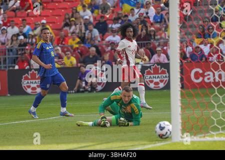 Toronto, Kanada. Juni 2025. Jayden Nelson #25 von Kanada schießt den Ball während des internationalen Freundschaftsspiels zwischen Kanada und der Ukraine im BMO Field. Endpunktzahl Kanada 4-2 Ukraine. Am 7. Juni 2025 in Toronto, Kanada. (Foto: Leonardo Ramirez/Eyepix Group) Credit: Eyepix Group/Alamy Live News Stockfoto
