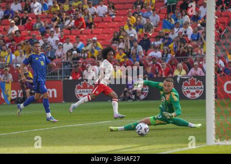 Toronto, Kanada. Juni 2025. Jayden Nelson #25 von Kanada schießt den Ball während des internationalen Freundschaftsspiels zwischen Kanada und der Ukraine im BMO Field. Endpunktzahl Kanada 4-2 Ukraine. Am 7. Juni 2025 in Toronto, Kanada. (Foto: Leonardo Ramirez/Eyepix Group) Credit: Eyepix Group/Alamy Live News Stockfoto
