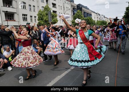 Berlin, Deutschland. Juni 2025. Eine Gruppe von Teilnehmern tritt während des Karnevals auf. Der diesjährige Karneval der Kulturen fand in Berlin statt, als Tausende auf den Straßen säumten, um die vielen Gruppen entlang der Frankfurter Allee zu sehen. Quelle: SOPA Images Limited/Alamy Live News Stockfoto