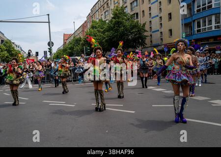 Berlin, Deutschland. Juni 2025. Eine Gruppe von Teilnehmern tritt während des Karnevals auf. Der diesjährige Karneval der Kulturen fand in Berlin statt, als Tausende auf den Straßen säumten, um die vielen Gruppen entlang der Frankfurter Allee zu sehen. Quelle: SOPA Images Limited/Alamy Live News Stockfoto
