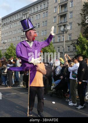 Karneval der Kulturen 2025, Blücherplatz, Frankfurter Allee, 10961 Berlin. Juni 2025. Deutschlands pulsierende Avantgarde-Hauptstadt Berlin begrüßt den jährlichen Blücherplatz „Karneval der Kulturen“ auf seinen Straßen, denn die sehnsüchtig erwartete und raukusartige Parade in der Frankfurterallee bildet den heiß erwarteten Höhepunkt des dreitägigen Mega-Events. Quelle: ©Julia Mineeva/EGBN News/Alamy Live News Stockfoto