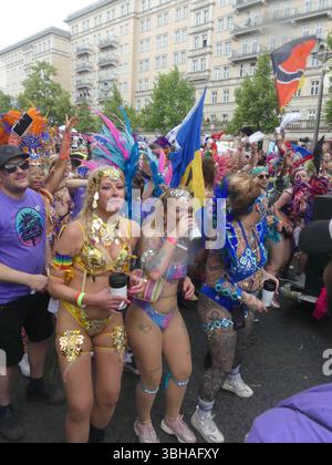 Karneval der Kulturen 2025, Blücherplatz, Frankfurter Allee, 10961 Berlin. Juni 2025. Deutschlands pulsierende Avantgarde-Hauptstadt Berlin begrüßt den jährlichen Blücherplatz „Karneval der Kulturen“ auf seinen Straßen, denn die sehnsüchtig erwartete und raukusartige Parade in der Frankfurterallee bildet den heiß erwarteten Höhepunkt des dreitägigen Mega-Events. Quelle: ©Julia Mineeva/EGBN News/Alamy Live News Stockfoto