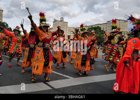 Berlin, Deutschland. Juni 2025. Eine Gruppe von Teilnehmern tritt während des Karnevals auf. Der diesjährige Karneval der Kulturen fand in Berlin statt, als Tausende auf den Straßen säumten, um die vielen Gruppen entlang der Frankfurter Allee zu sehen. (Foto: Liam Cleary/SOPA Images/SIPA USA) Credit: SIPA USA/Alamy Live News Stockfoto