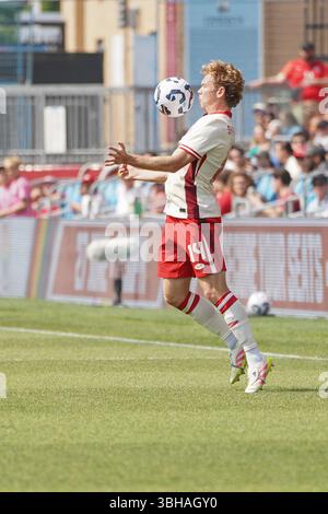 Toronto, Kanada. Juni 2025. Jacob Shaffelburg #14 von Kanada kontrolliert den Ball während des internationalen Freundschaftsspiels zwischen Kanada und der Ukraine im BMO Field. Endpunktzahl Kanada 4-2 Ukraine. Am 7. Juni 2025 in Toronto, Kanada. (Foto: Leonardo Ramirez/Eyepix Group/SIPA USA) Credit: SIPA USA/Alamy Live News Stockfoto