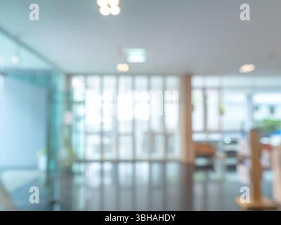 Abstrakter, verschwommener Luxus-Hotelhintergrund, Lobby-Rezeptionsbereich innen, Dekoration mit Glastrennwand, Beleuchtung, Marmorboden. Unschärfe Szene Int. Stockfoto