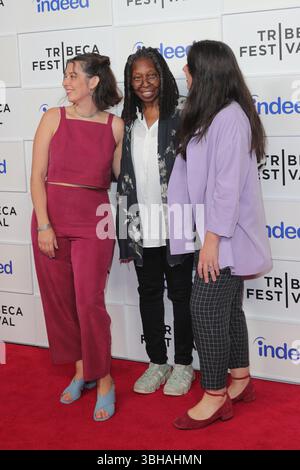 NEW YORK, NEW YORK - JUNI 07: Whoopi Goldberg und Cast Members nehmen an Animated Shorts Teil, die von Whoopi G während des Tribeca Festivals 2025 in den Spring Studios am 7. Juni 2025 in New York City kuratiert wurden. Die Sondervorführung zeigte innovatives animiertes Storytelling, handausgewählt von Goldberg als Teil des vielfältigen Programms des Festivals. (Foto: Giada Papini Rampelotto/EuropaNewswire). Stockfoto