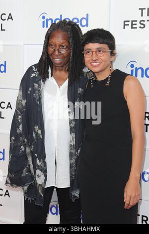 NEW YORK, NEW YORK - JUNI 07: Whoopi Goldberg und Cast Members nehmen an Animated Shorts Teil, die von Whoopi G während des Tribeca Festivals 2025 in den Spring Studios am 7. Juni 2025 in New York City kuratiert wurden. Die Sondervorführung zeigte innovatives animiertes Storytelling, handausgewählt von Goldberg als Teil des vielfältigen Programms des Festivals. (Foto: Giada Papini Rampelotto/EuropaNewswire). Stockfoto