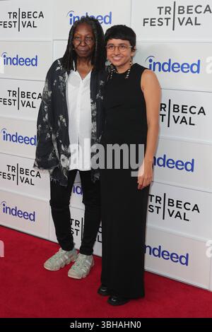 NEW YORK, NEW YORK - JUNI 07: Whoopi Goldberg und Cast Members nehmen an Animated Shorts Teil, die von Whoopi G während des Tribeca Festivals 2025 in den Spring Studios am 7. Juni 2025 in New York City kuratiert wurden. Die Sondervorführung zeigte innovatives animiertes Storytelling, handausgewählt von Goldberg als Teil des vielfältigen Programms des Festivals. (Foto: Giada Papini Rampelotto/EuropaNewswire). Stockfoto