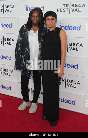 NEW YORK, NEW YORK - JUNI 07: Whoopi Goldberg und Cast Members nehmen an Animated Shorts Teil, die von Whoopi G während des Tribeca Festivals 2025 in den Spring Studios am 7. Juni 2025 in New York City kuratiert wurden. Die Sondervorführung zeigte innovatives animiertes Storytelling, handausgewählt von Goldberg als Teil des vielfältigen Programms des Festivals. (Foto: Giada Papini Rampelotto/EuropaNewswire). Stockfoto