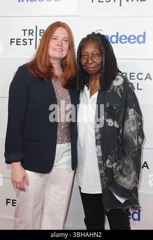NEW YORK, NEW YORK - JUNI 07: Whoopi Goldberg und Cast Members nehmen an Animated Shorts Teil, die von Whoopi G während des Tribeca Festivals 2025 in den Spring Studios am 7. Juni 2025 in New York City kuratiert wurden. Die Sondervorführung zeigte innovatives animiertes Storytelling, handausgewählt von Goldberg als Teil des vielfältigen Programms des Festivals. (Foto: Giada Papini Rampelotto/EuropaNewswire). Stockfoto