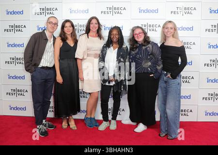 NEW YORK, NEW YORK - JUNI 07: Whoopi Goldberg und Cast Members nehmen an Animated Shorts Teil, die von Whoopi G während des Tribeca Festivals 2025 in den Spring Studios am 7. Juni 2025 in New York City kuratiert wurden. Die Sondervorführung zeigte innovatives animiertes Storytelling, handausgewählt von Goldberg als Teil des vielfältigen Programms des Festivals. (Foto: Giada Papini Rampelotto/EuropaNewswire). Stockfoto
